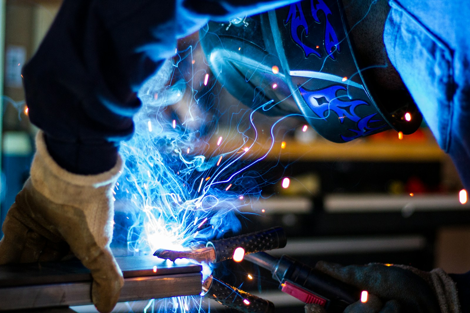 Ein Baufotograf ist auf die Fotografie von Baustellen und Bauprojekten spezialisiert. Er dokumentiert den Fortschritt eines Bauvorhabens, von den ersten Arbeiten bis zur Fertigstellung, und hält dabei sowohl technische Details als auch den gesamten Bauablauf in professionellen Bildern fest. Baufotografen setzen ihre Expertise ein, um die verschiedenen Phasen eines Bauprojekts in beeindruckenden, hochwertigen Fotos zu dokumentieren, die für Dokumentationszwecke, Marketing oder interne Berichterstattung genutzt werden können.