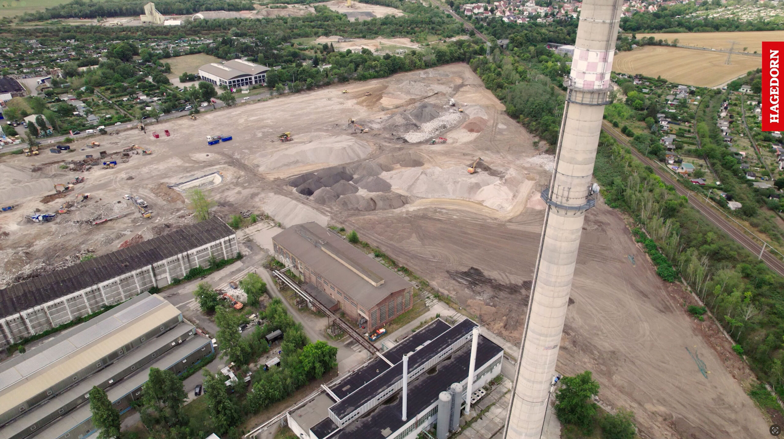 Ihre Bauprojekte professionell dokumentiert – Baustellen-Fotografie in Sachsen und Leipzig</p>
<p>Beschreibung:<br />
Mit unserer Baustellen-Fotodokumentation in Sachsen und Leipzig bieten wir Ihnen eine umfassende visuelle Begleitung Ihres Bauvorhabens. Unsere hochwertigen Fotos dokumentieren präzise den Baufortschritt, die verschiedenen Bauphasen und technische Details, sodass Sie immer einen genauen Überblick haben. Diese Dokumentationen dienen Bauunternehmen, Architekten, Bauherren und Investoren als wichtige Grundlage für Berichterstattung, Präsentationen und Marketingzwecke. Wir setzen nicht nur klassische Fotografie ein, sondern auch Drohnenaufnahmen, HDR- und Panorama-Fotografie, um die besonderen Momente und Details Ihres Bauprojekts aus eindrucksvollen Perspektiven festzuhalten.