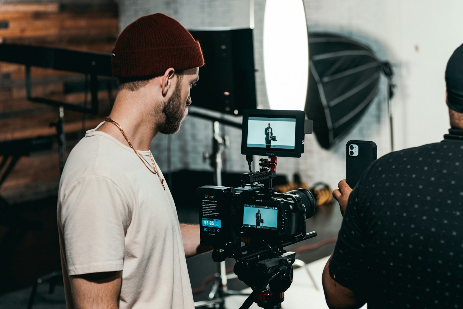 Videoproduktion in Deutschland – Kreativ und professionell<br />
Unsere Videoproduktion in Deutschland bietet maßgeschneiderte Lösungen für Unternehmen jeder Größe. Ob Imagefilm, Werbefilm oder Erklärvideo, wir setzen Ihre Ideen kreativ und professionell um. Mit modernster Technik und einem erfahrenen Team erstellen wir Videoinhalte, die Ihre Marke und Botschaft perfekt inszenieren. Setzen Sie auf Videomarketing und steigern Sie Ihre Reichweite mit Social-Media-Videos, Produktvideos und innovativen Animationsvideos. Wir liefern Ihnen alles aus einer Hand – von der ersten Idee bis zum fertigen Videocontent.