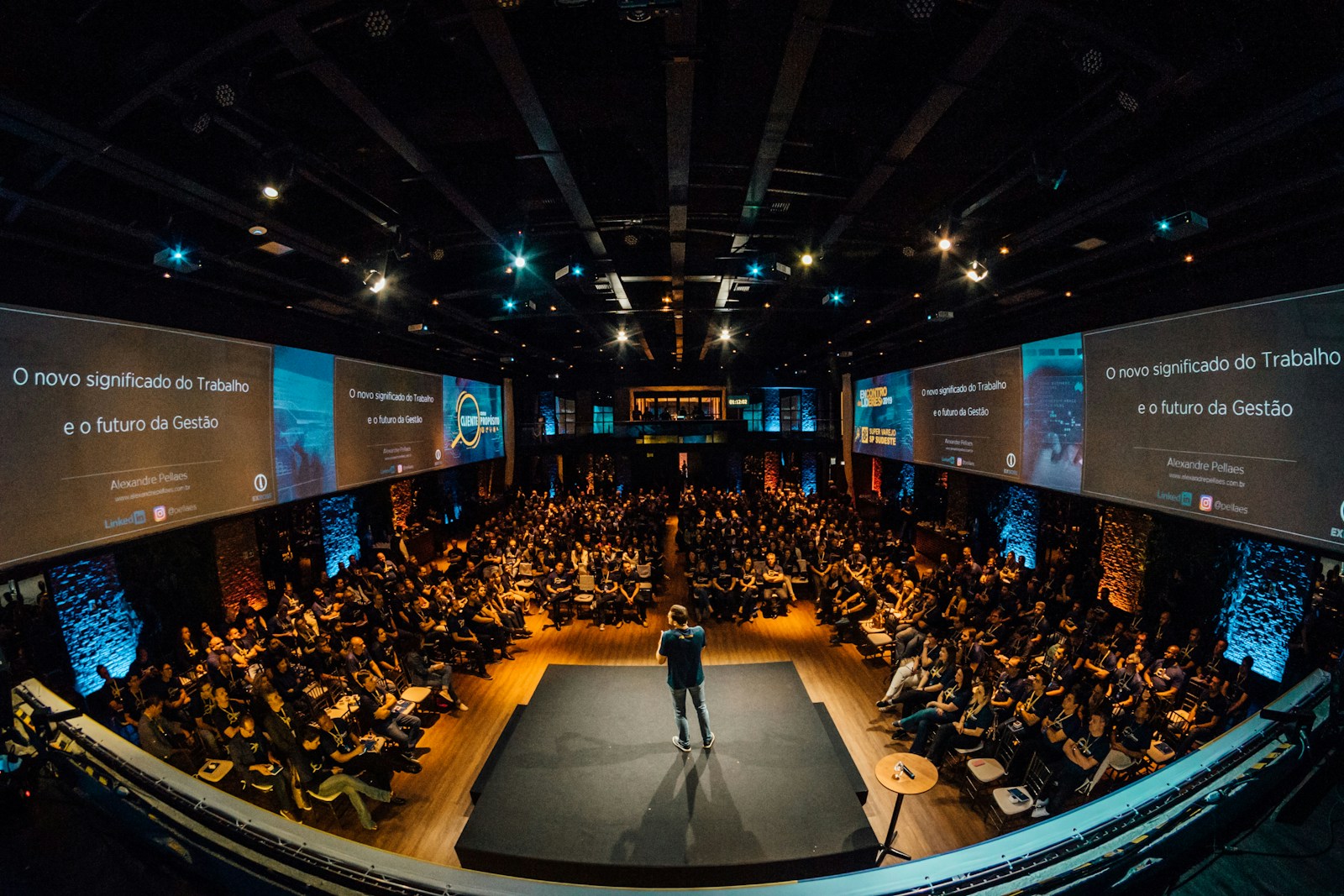 Ihre Vorträge und Präsentationen professionell aufzeichnen lassen: Wir bieten hochwertige Video- und Tonaufnahmen, optional mit Livestream und Nachbearbeitung. Perfekt für Konferenzen, Schulungen und hybride Events. Vertrauen Sie auf Erfahrung und modernste Technik, um Ihre Botschaft eindrucksvoll zu dokumentieren.