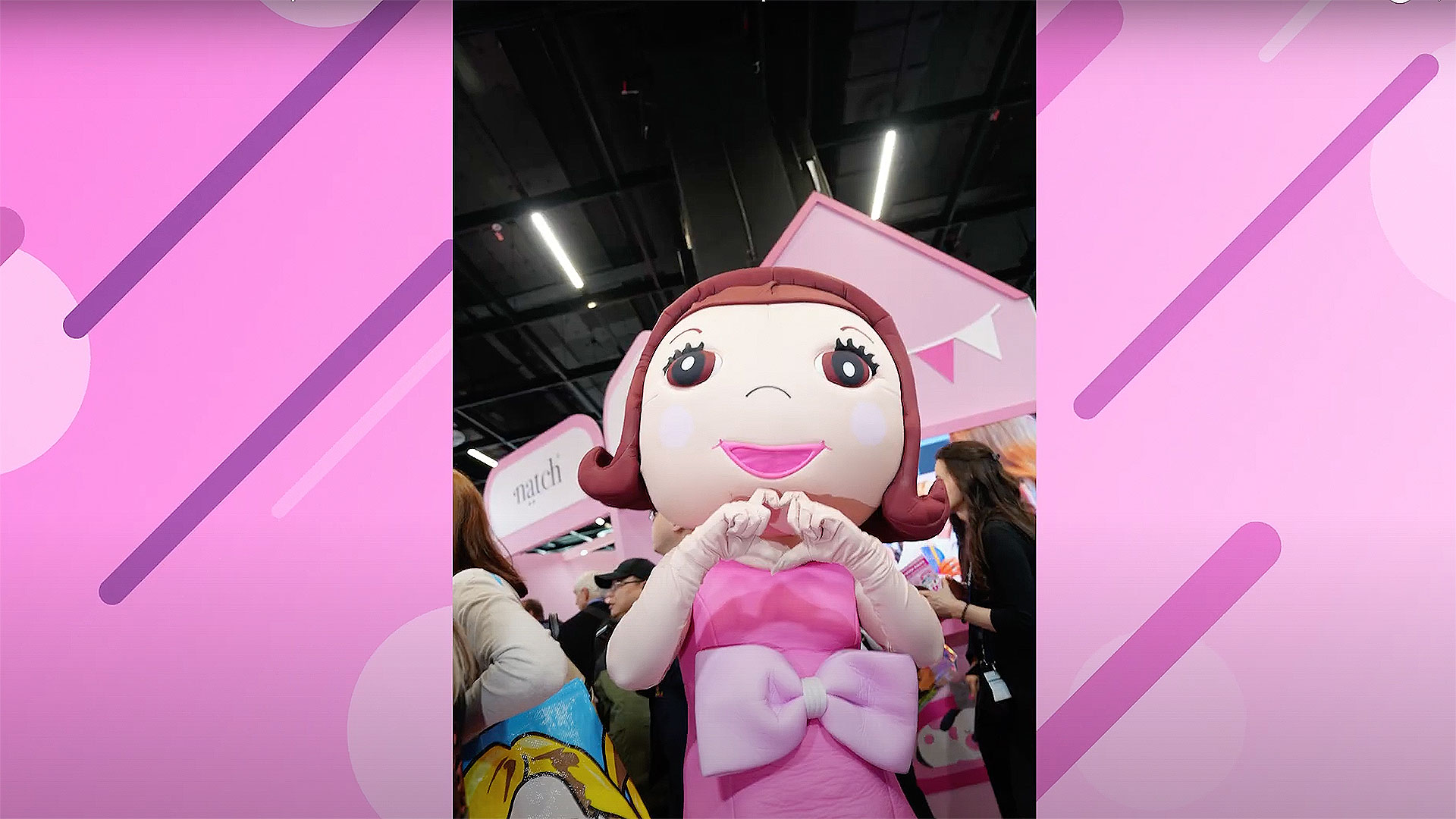 Filmproduktion für einen onlineshop auf der Messe mit lustiger Team bei der professionellen Umsetzung eines Produktvideos für einen Onlineshop, das durch klare Bildsprache und gezieltes Storytelling die Vorteile der Produkte verständlich darstellt und das Kauferlebnis der Kunden verbessert.