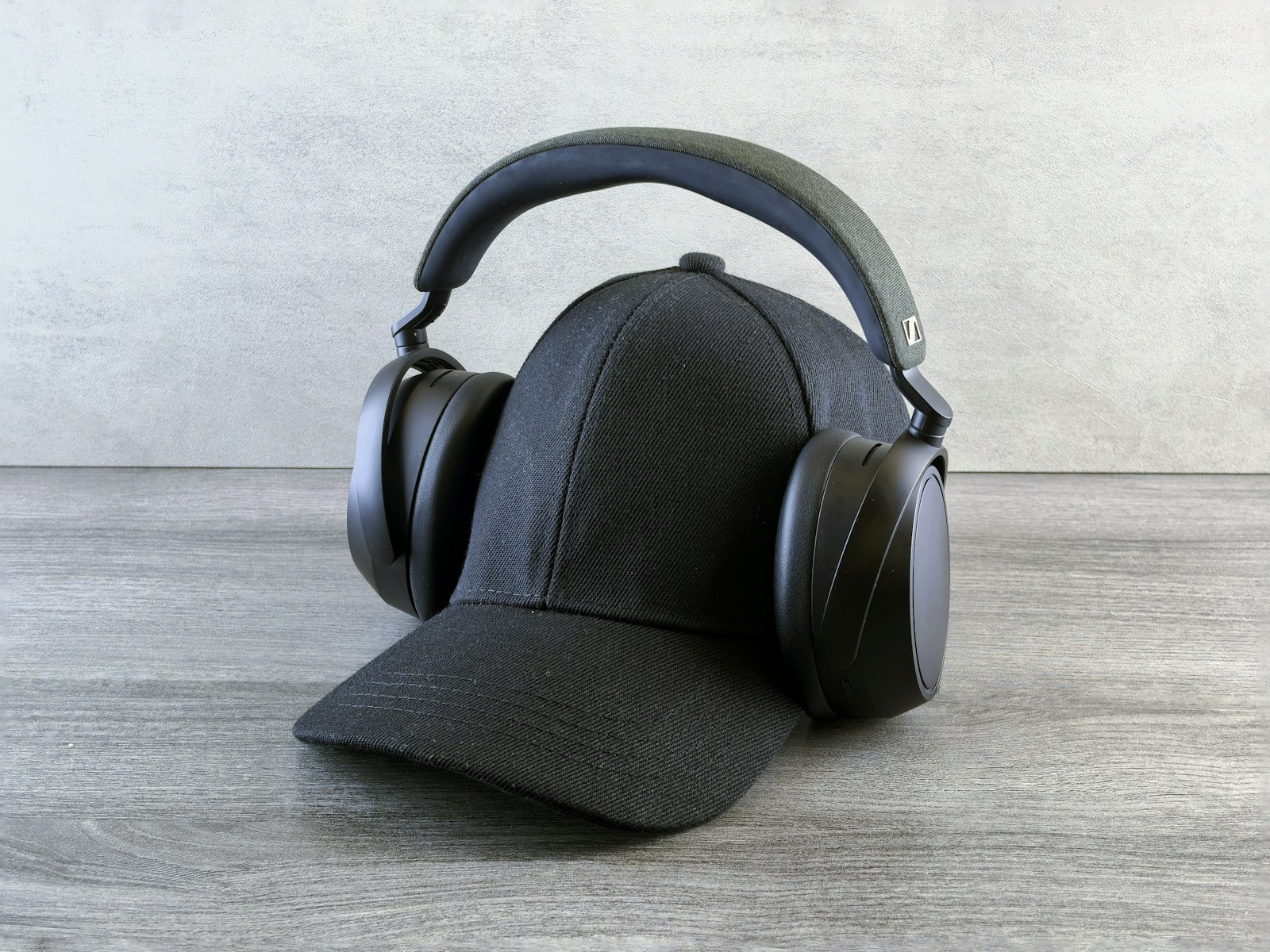 Baseballcap mit Kopfhörer – Symbol für Zuhören und Aufmerksamkeit in der internen Kommunikation