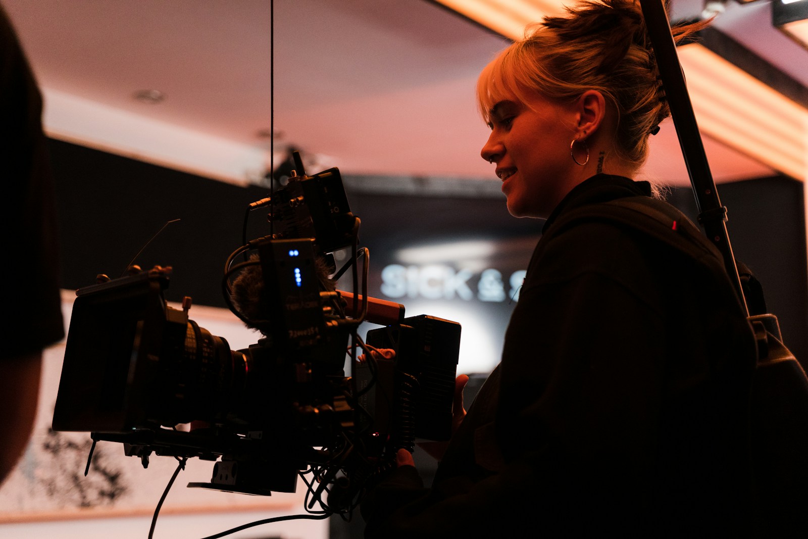 Frau hält Profikamera – Symbol für professionelle Filmproduktion in der internen Kommunikation