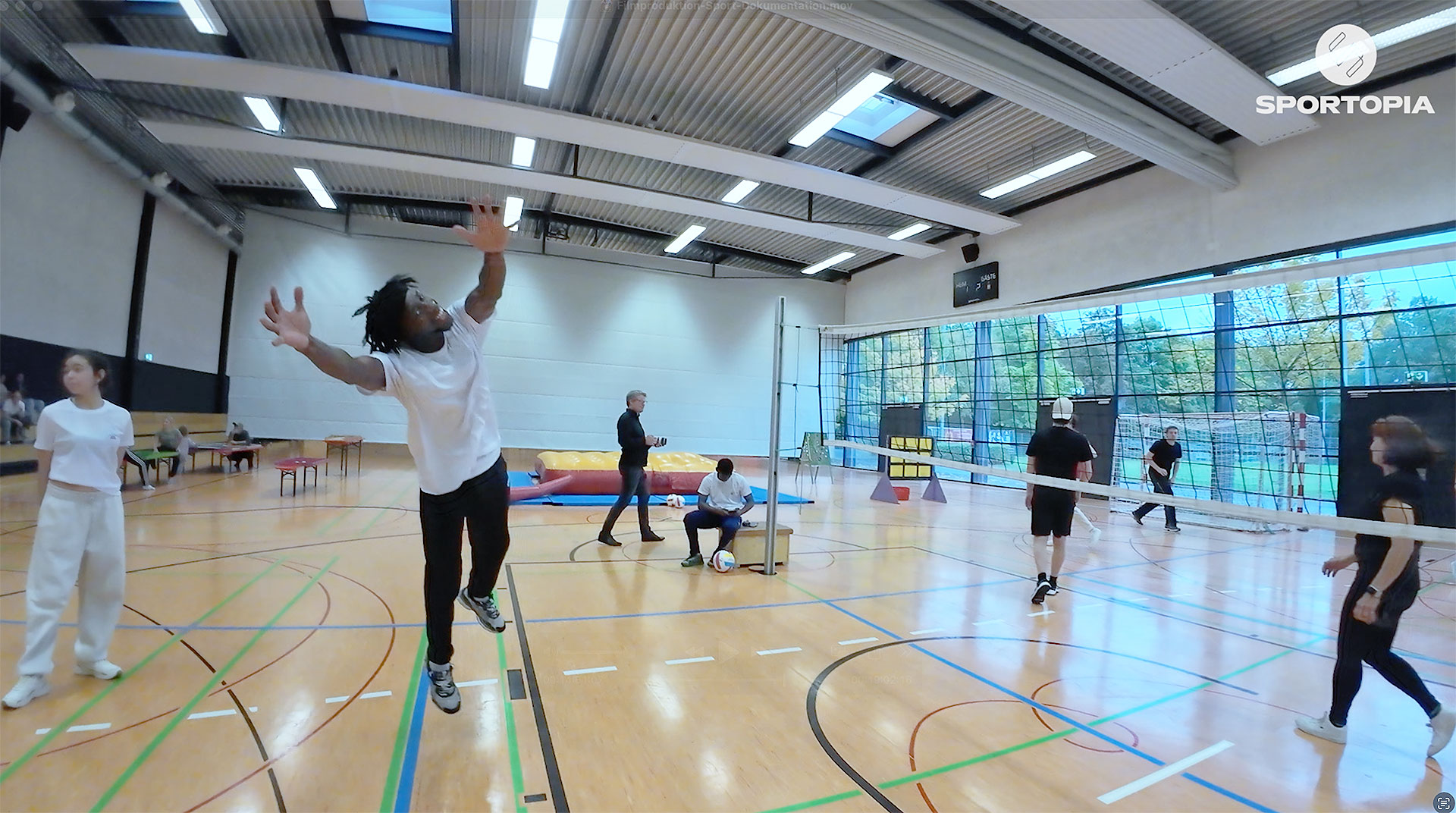 Volleyballspieler in Aktion bei Wettkampf, dynamische Aufnahmen für Sportfilm, Videoproduktion Sportdokumentation